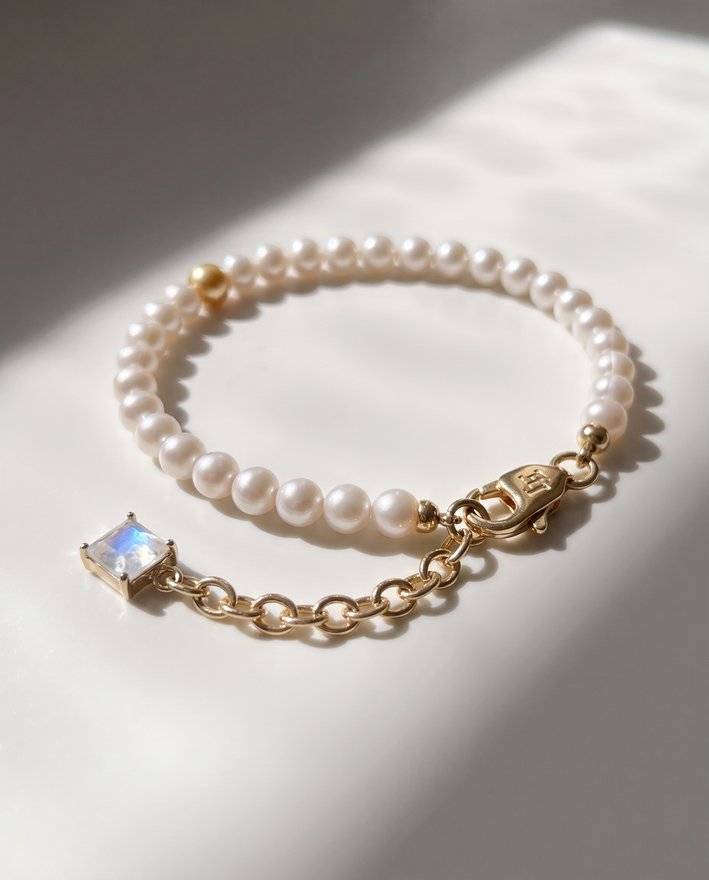 Caesura Gold Pearl Bracelet